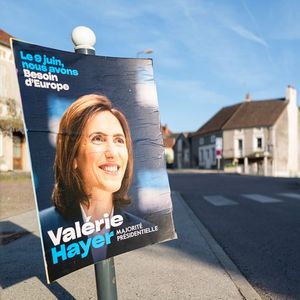 Le parti de la majorité présidentielle, Renaissance et ses alliés du Modem et d'Horizon, dont la liste est conduite par Valérie Hayer, fait jeu égal avec la liste LR auprès des agriculteurs.