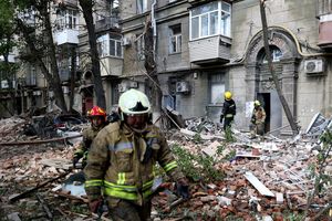Un immeuble résidentiel endommagé par une attaque de missiles à Dnipro, en Ukraine, le 19 avril.