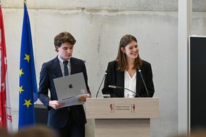 Deux étudiants dans un des amphis du College d'Europe, à Bruges, début 2024. Dans la promo 2023-2024, il y a actuellement 87 Français.