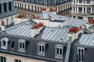 Avec un afflux de mises en vente, la baisse des prix immobiliers pourrait encore s'accentuer pour les petits appartements parisiens à la rentrée, après la tenue des Jeux Olympiques.
