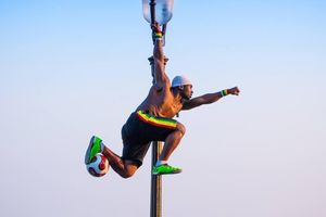 Iya Traoré, artiste de footstyle acrobatique, se produira dans le cadre du festival Parade(s) Nanterre.