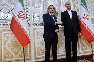 Le 6 mai dernier, le directeur de l'Agence internationale de l'énergie atomique, Rafael Grossi (à gauche), rencontrait à Téhéran le ministre des Affaires étrangères iranien Hossein Amir Abdollahian, qui est décédé depuis dans un accident d'hélicoptère avec le président Raïssi.
