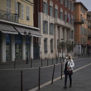 Le confinement le week-end à Nice avait été précédé, le 23 février, par la fermeture des surfaces commerciales supérieures à 5.000 mètres carrés (exceptions faites des magasins alimentaires et des pharmacies).