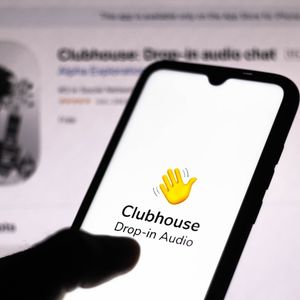 Clubhouse vise non seulement les grandes conversations publiques, mais aussi les conversations privées.
