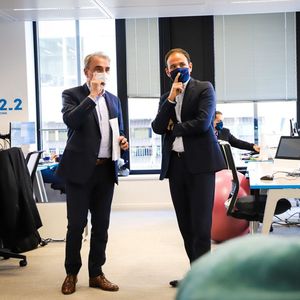 Directeur général d'OVHcloud, Michel Paulin (à gauche) a accueilli Cédric O pour la présentation d'un plan d'investissement en faveur des technologies cloud françaises.