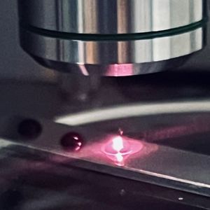 Le spectromètre projette un flash laser sur une goutte de prélèvement nasopharyngé.