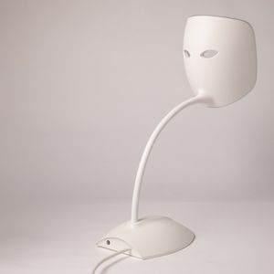 Le masque antirides « Ove » émet une lumière LED rouge.