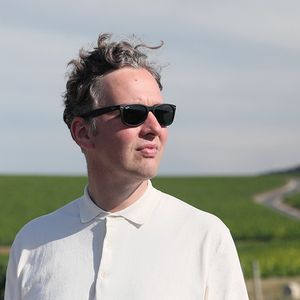 David Shrigley devant les vignes de la maison Ruinart en Champagne