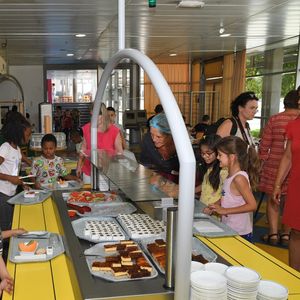 Les restaurants scolaires nîmois servent 7.000 repas quotidiennement.