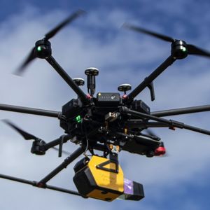 La PME détient et exploite un parc de 120 drones.