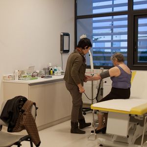 Le Haut Conseil pour l'avenir de l'assurance-maladie s'inquiète de voir de nombreuses personnes âgées malades ne pas trouver de médecin pour les soigner.