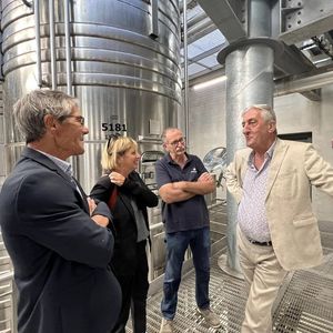 Suite à la sécheresse de cet été, la gestion de l'eau a été au coeur des échanges entre Denis Bouad (à droite) et les viticulteurs.