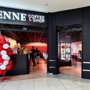 Etienne Coffee & Shop propose 15 origines de café et 140 variétés de thé et infusions via sa centrale d'achat.