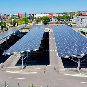 A l'Assemblée, les parlementaires ont validé une obligation d'installer des panneaux solaires dans les parkings extérieurs de plus de 1.500 mètres carrés.