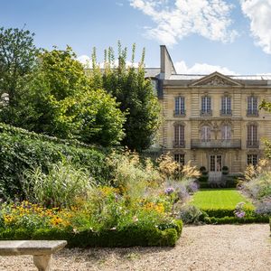 L'hôtel et ses collections ont été légués en 1926 à la ville de Versailles par les Lambinet, une famille d'industriels du textile.