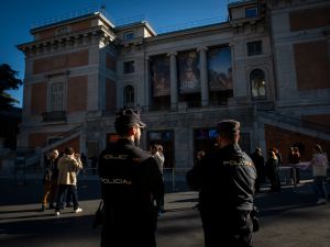 Two police officers standing by the entrance of the Prado museum