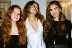 jessica alba london pics with daughters.