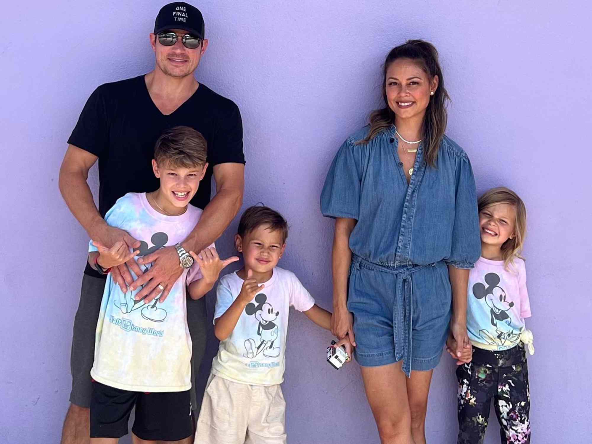 Nick and Vanessa Lachey with thier kids