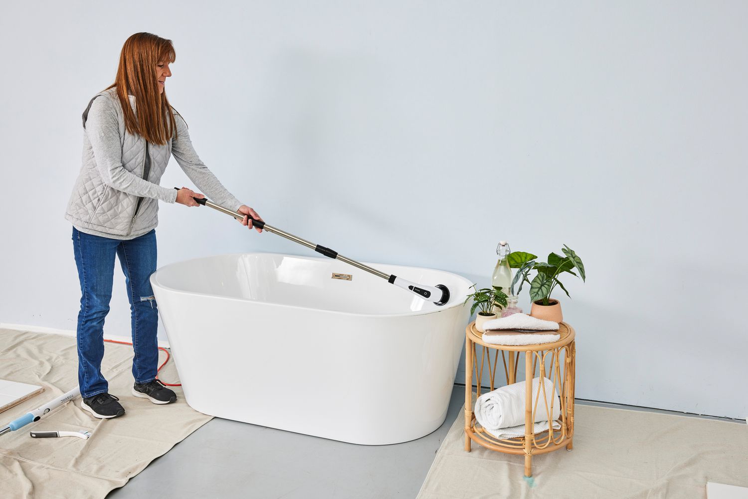 Person cleans a white tub with a Losuy Electric Spin Scrubber