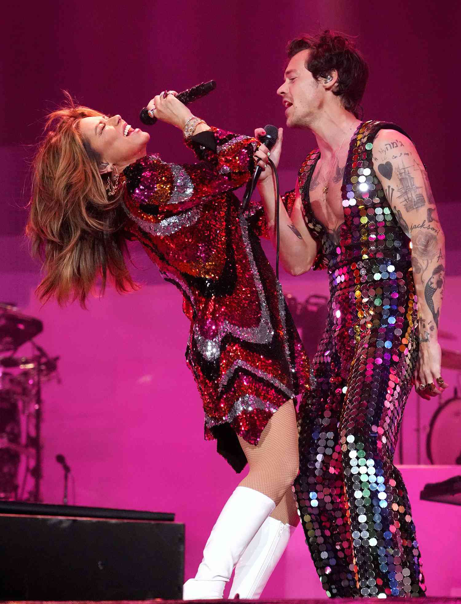 INDIO, CALIFORNIA - APRIL 15: (L-R) Shania Twain and Harry Styles perform onstage at the Coachella Stage during the 2022 Coachella Valley Music And Arts Festival on April 15, 2022 in Indio, California. (Photo by Kevin Mazur/Getty Images for ABA)