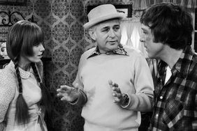 UNITED STATES - APRIL 1976: Norman Lear (C) speaking with series star Louise Lasser (L) and co-star Greg Mullavey (R) on the set of TV show "Mary Hartman, Mary Hartman" in between takes. (Photo by John Bryson/Getty Images)