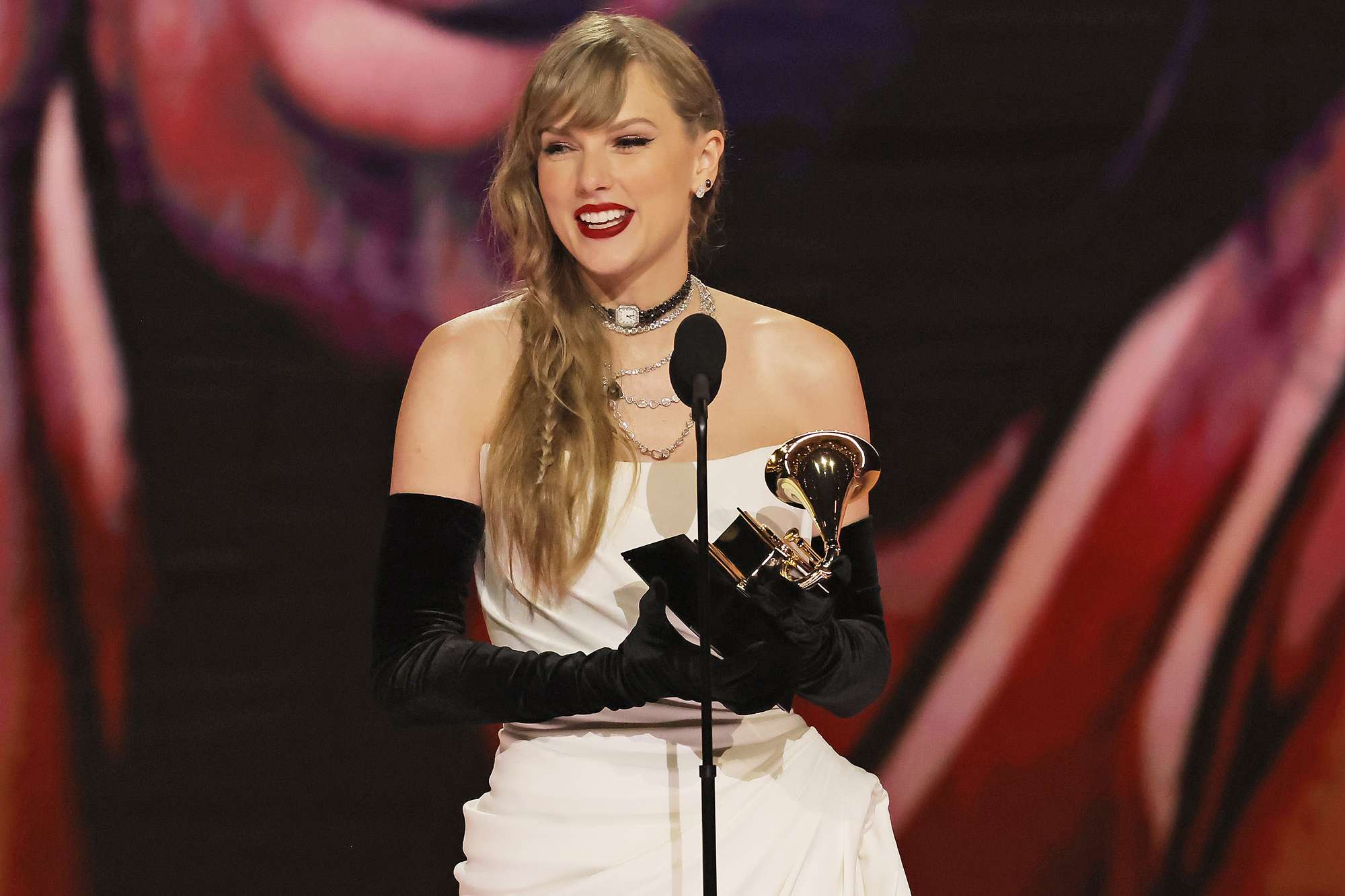 Taylor Swift accepts the Best Pop Vocal Album