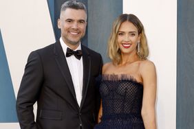 BEVERLY HILLS, CALIFORNIA - MARCH 27: (L-R) Cash Warren and Jessica Alba attend the 2022 Vanity Fair Oscar Party hosted by Radhika Jones at Wallis Annenberg Center for the Performing Arts on March 27, 2022 in Beverly Hills, California. (Photo by Frazer Harrison/Getty Images)