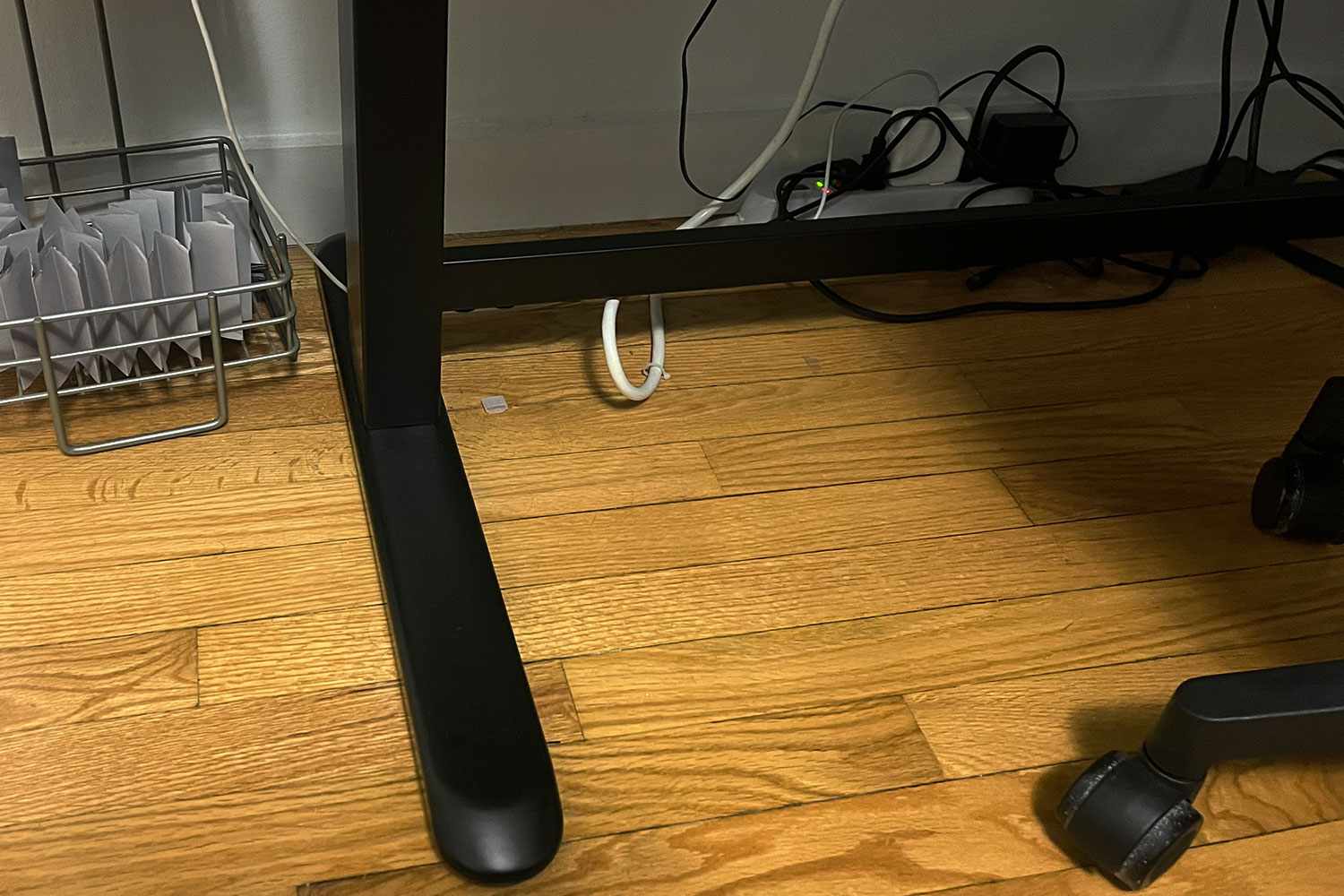 Close up of the legs and feet of the Flexispot EW8 Comhar Electric Standing Desk