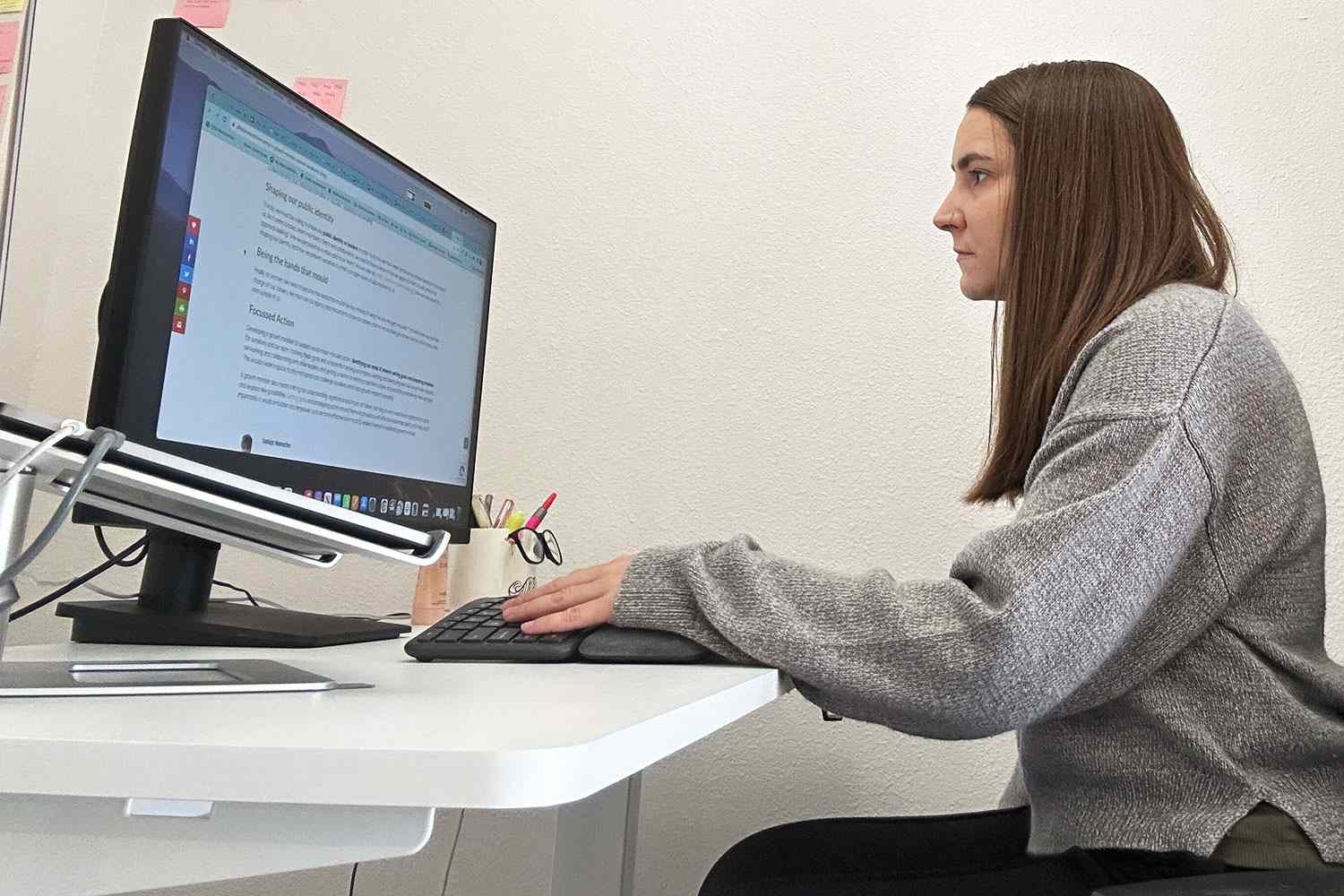 Person using the Threshold Loring Manual Height Adjustable Standing Desk while sitting
