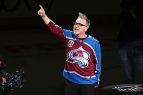 Mark Hoppus sings at avalanche game in team tradition