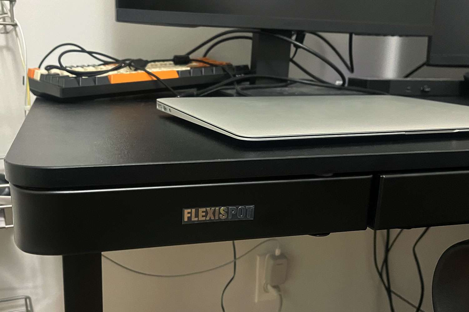 Detail shot of the Flexispot EW8 Comhar Electric Standing Desk