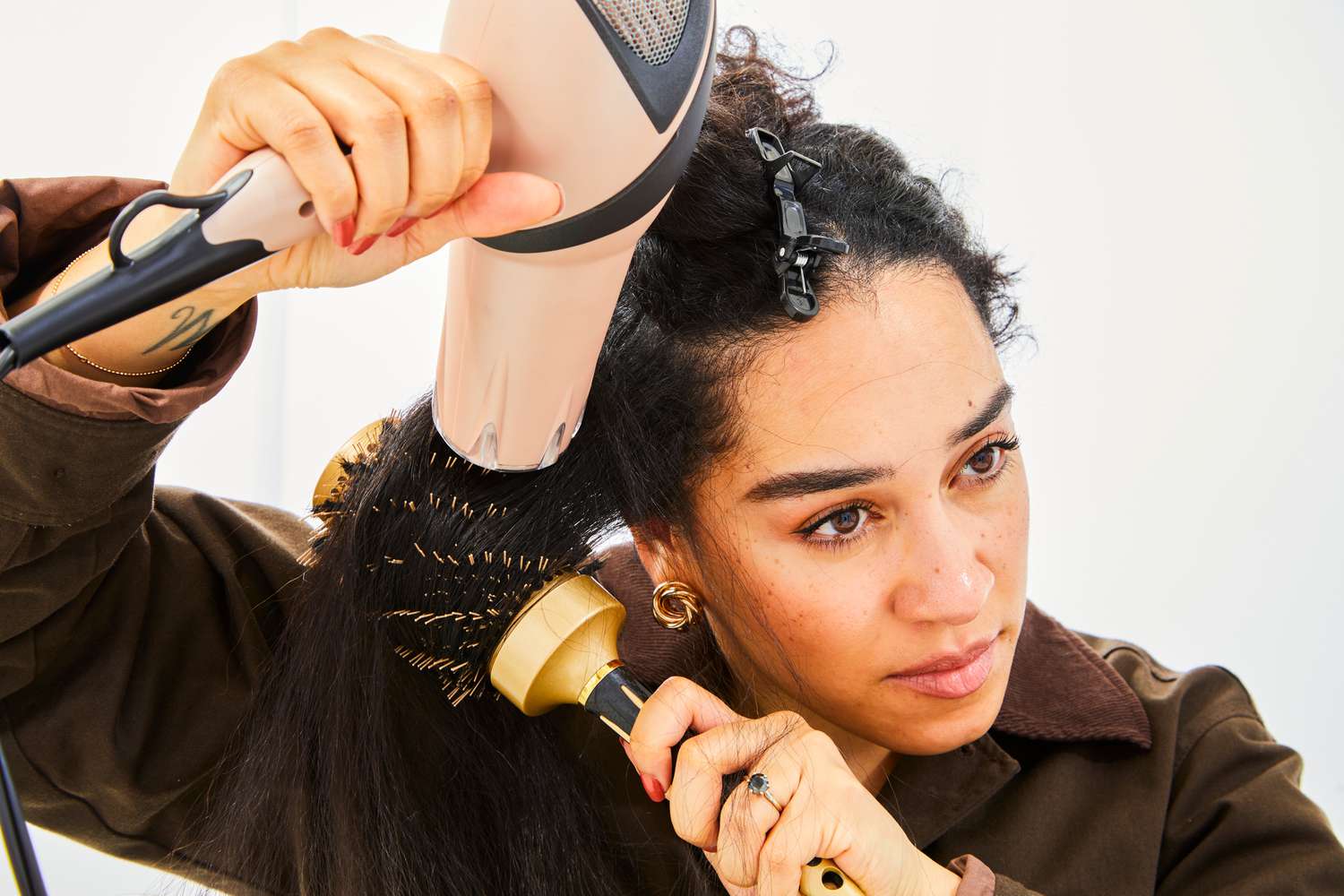 person blow dries hair after using Kerastase RÃ©sistance Ciment Thermique Blow Dry Primer