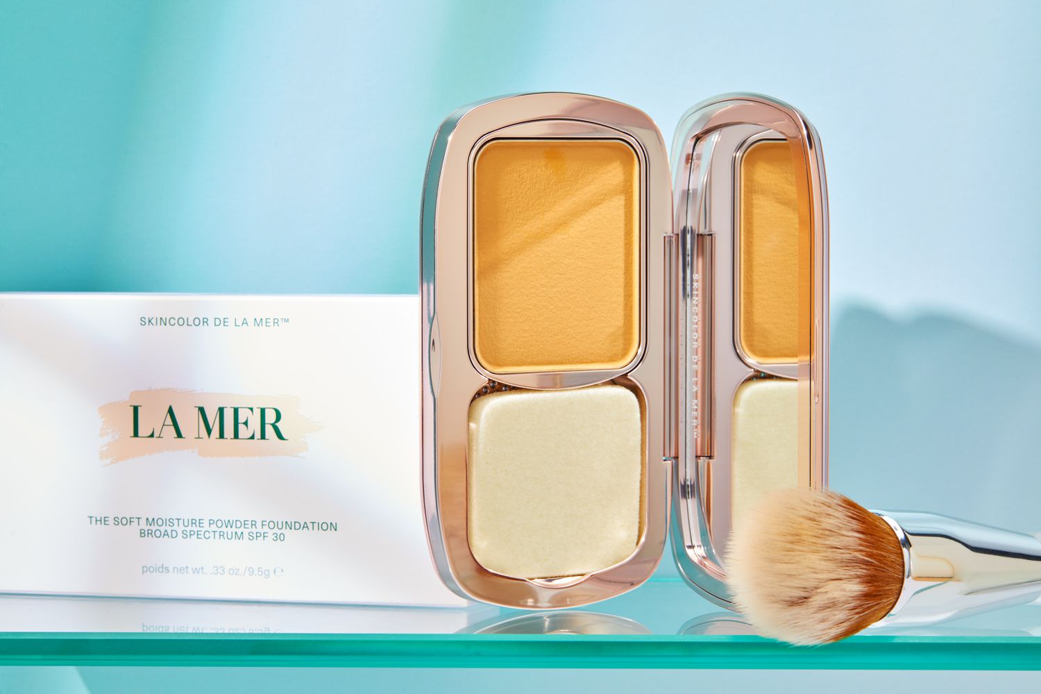  La Mer The Soft Moisture Powder Foundation and packaging on glass shelf