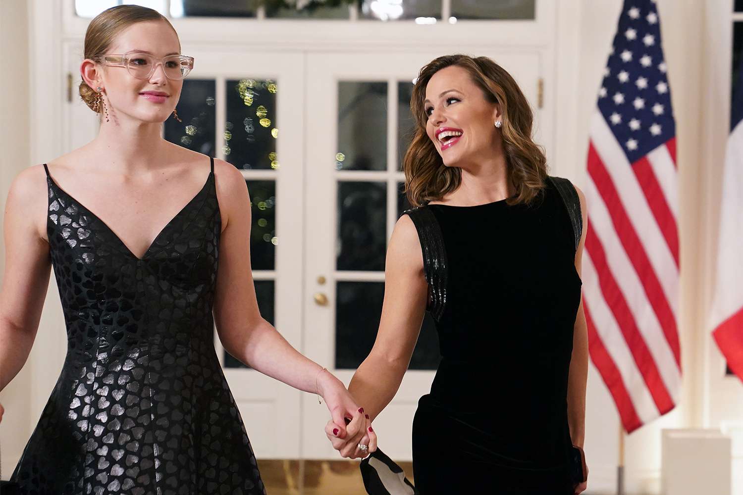 WASHINGTON, DC - DECEMBER 01: Actress Jennifer Garner and her daughter Violet arrive for the White House state dinner for French President Emmanuel Macron at the White House on December 1, 2022 in Washington, DC. The official state visit is the first for the Biden administration. (Photo by Nathan Howard/Getty Images)