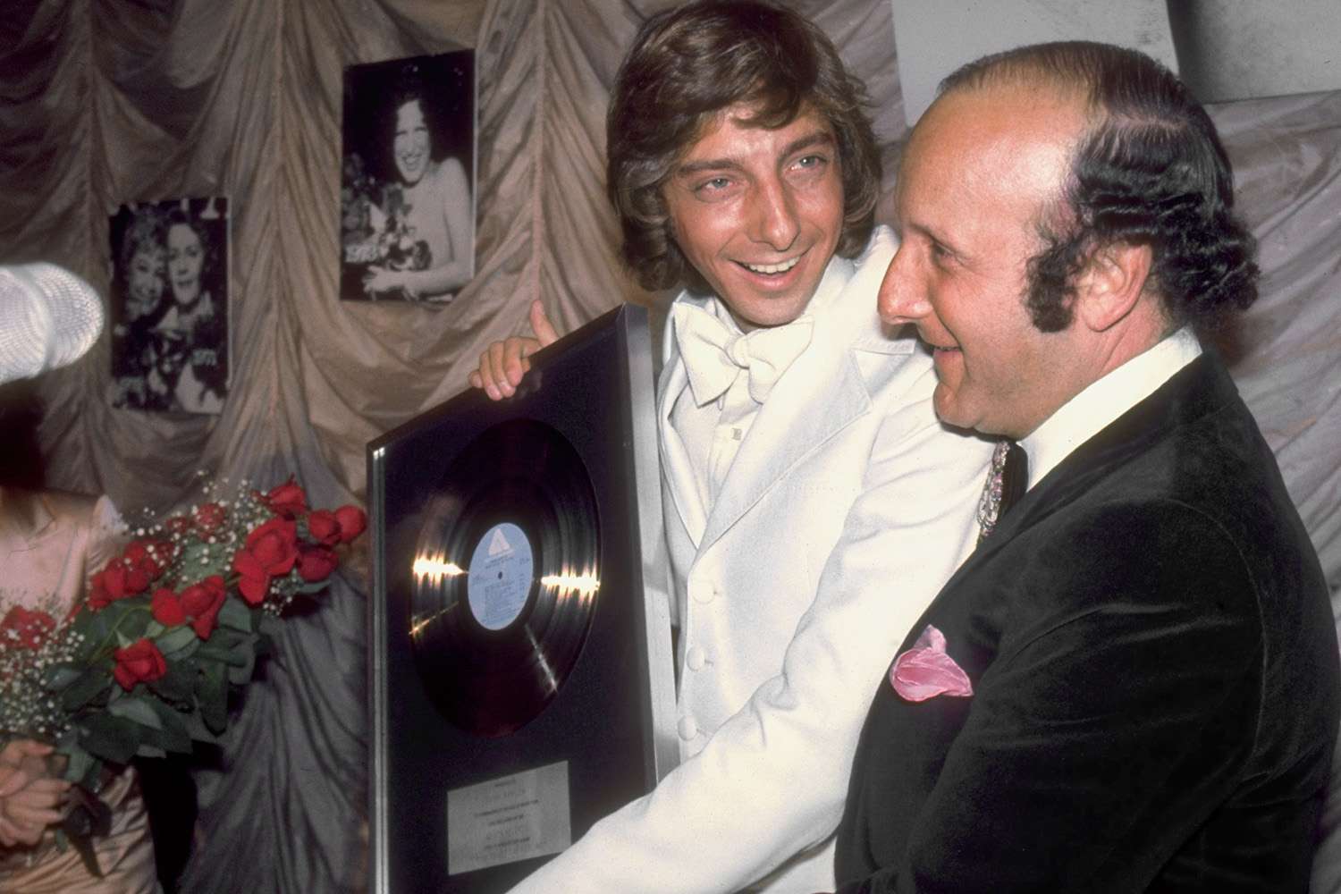 18541A2E Barry Manilow with Arista records pres. Clive Davis (R) at AFTER DARK magazine party honoring Manilow as Entertainer of the Year. 1978 BARRY MANILOW 00853524.JPG PHOTOGRAPHER FREELANCE Photo by Robin Platzer/Twin Images/Time Life Pictures/Getty Images