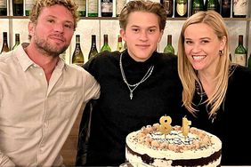 Reese Witherspoon, Ryan Phillippe, and Deacon Phillippe.
