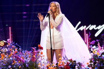 Kate Hudson performs on The Voice finale