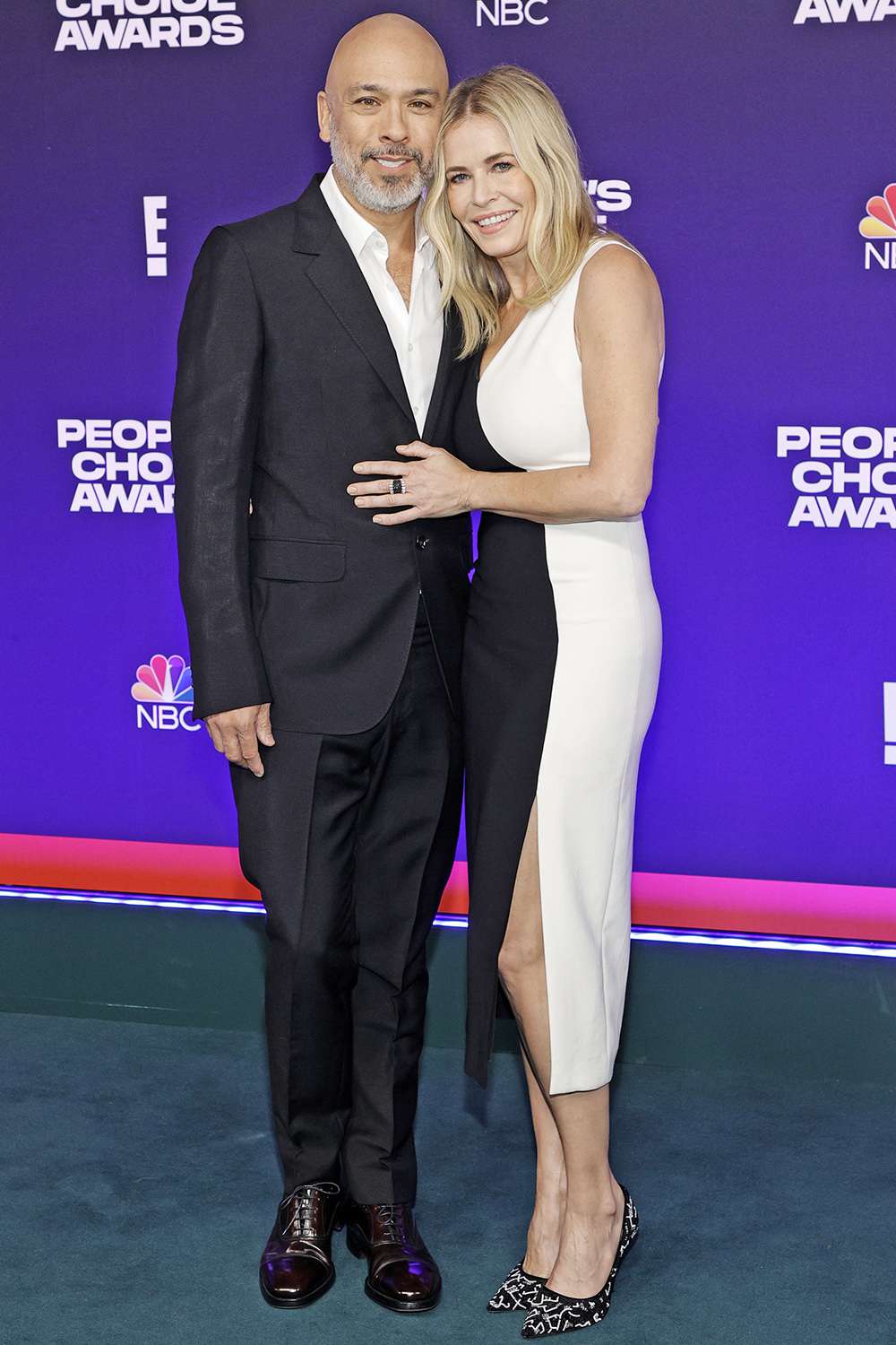 SANTA MONICA, CALIFORNIA - DECEMBER 07: (L-R) Jo Koy and Chelsea Handler attend the 47th Annual People's Choice Awards at Barker Hangar on December 07, 2021 in Santa Monica, California. (Photo by Amy Sussman/Getty Images,)