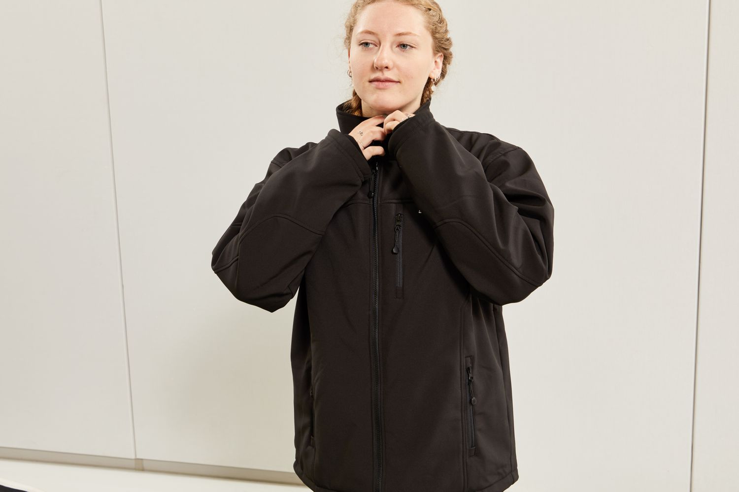Person zipping up the Smarkey heated jacket