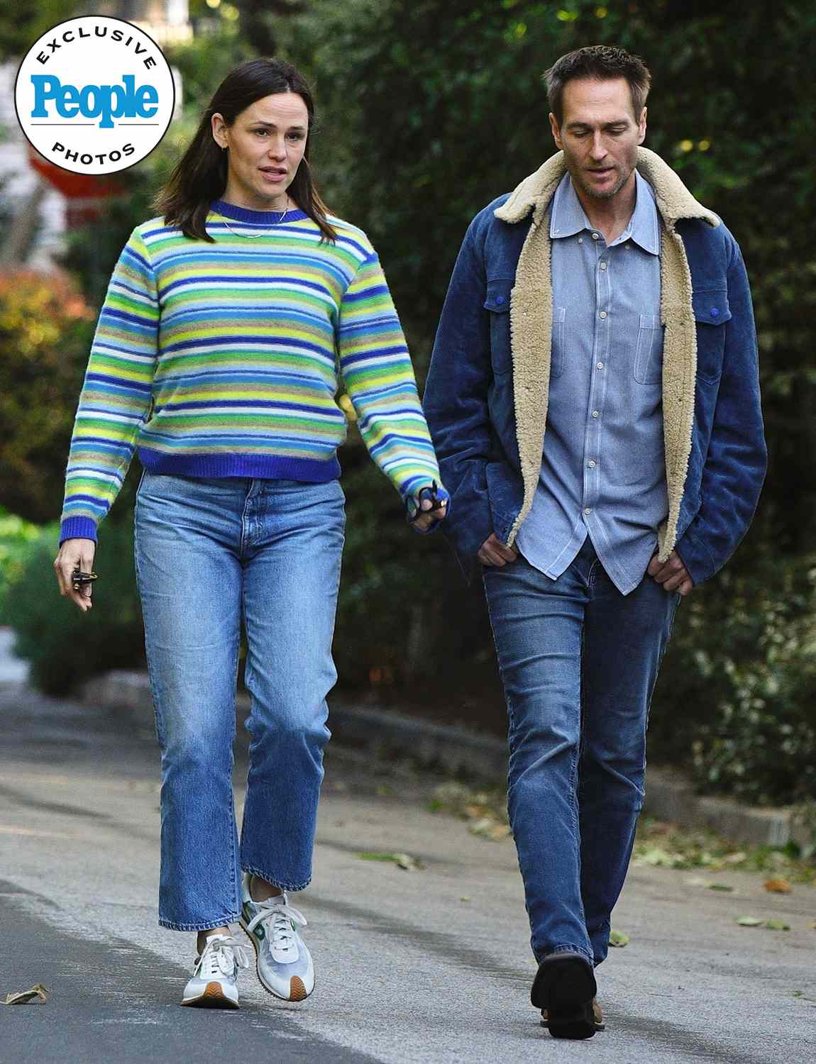 Jennifer Garner enjoys a leisurely evening stroll, engaging in a deep conversation with her boyfriend, John Miller, as they walk side by side through her neighborhood.