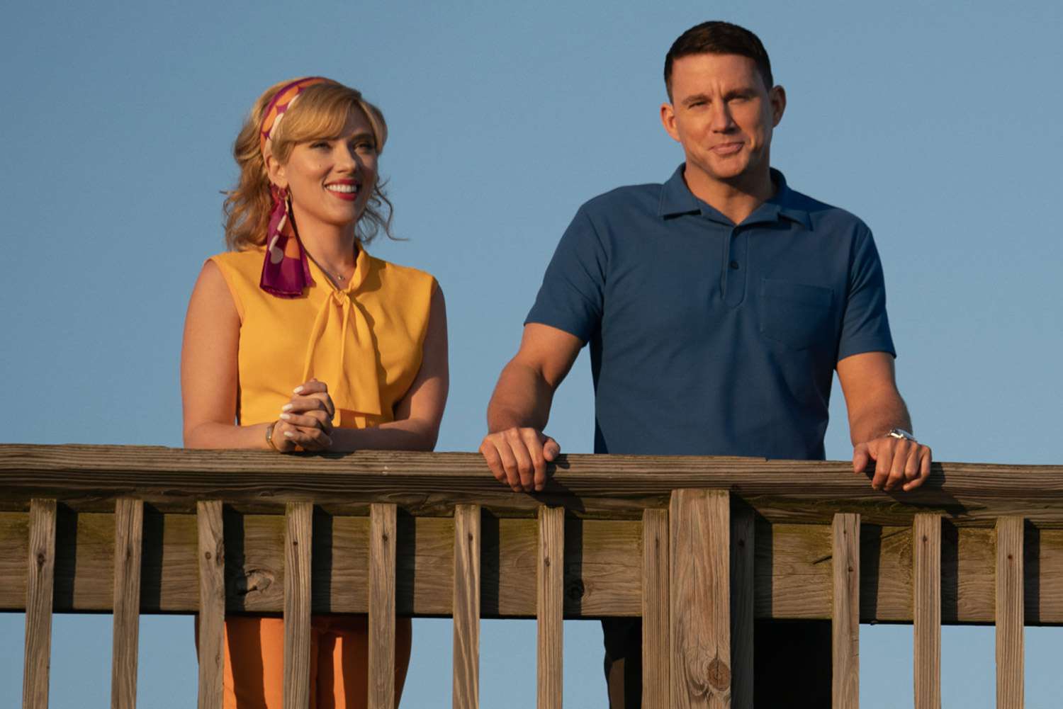 Kelly Jones (Scarlett Johansson) and Cole Davis (Channing Tatum) in FLY ME TO THE MOON.