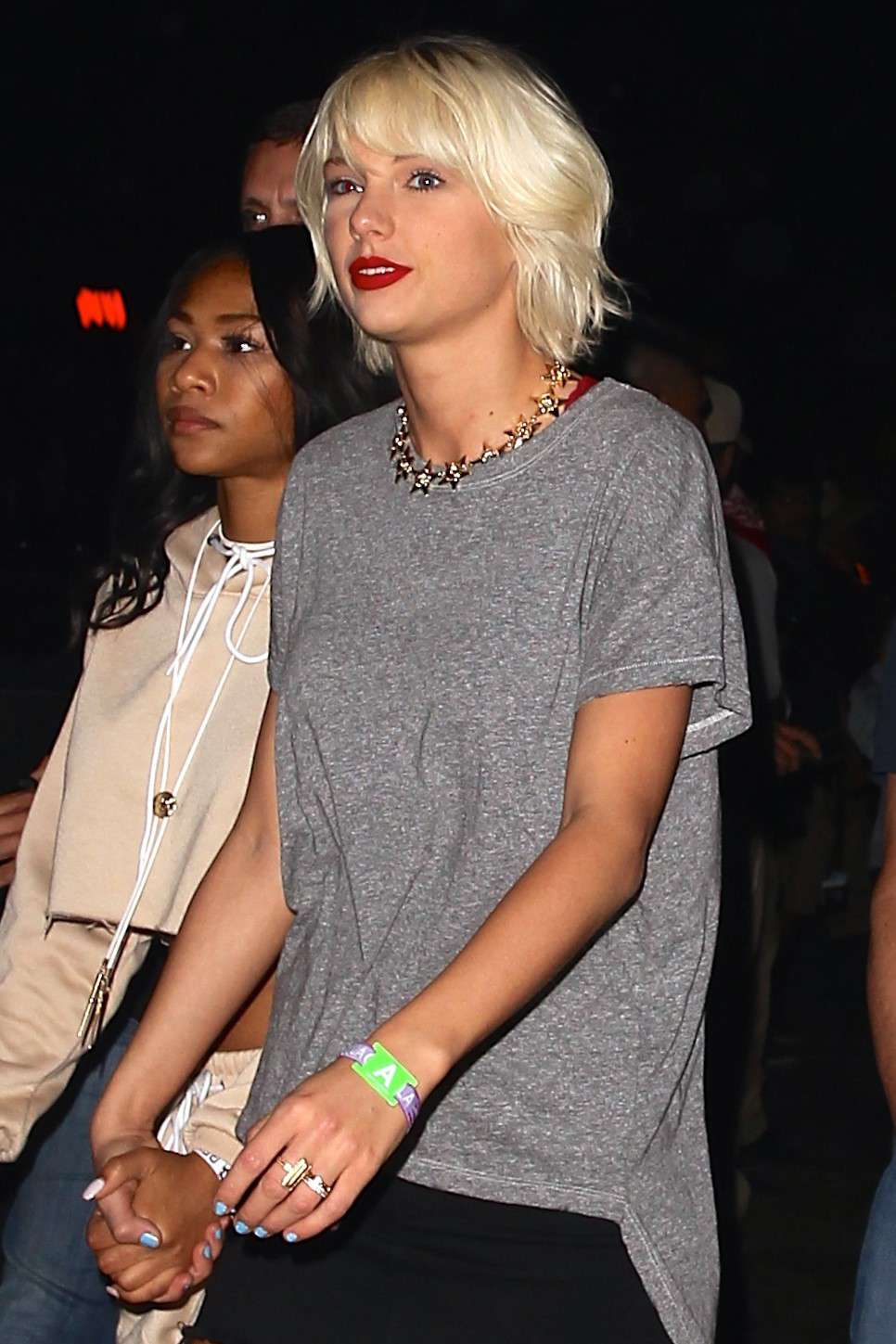 Taylor Swift was seen showing some major leg at the desert festival. The 1989 singer was seen in a simple outfit, but what was noticeable was the new hair that she debuted on the cover of Vogue! Swift rocked a short platinum hairdo with bangs as she and a friend walked through the polo fields at night. AKM-GSI 