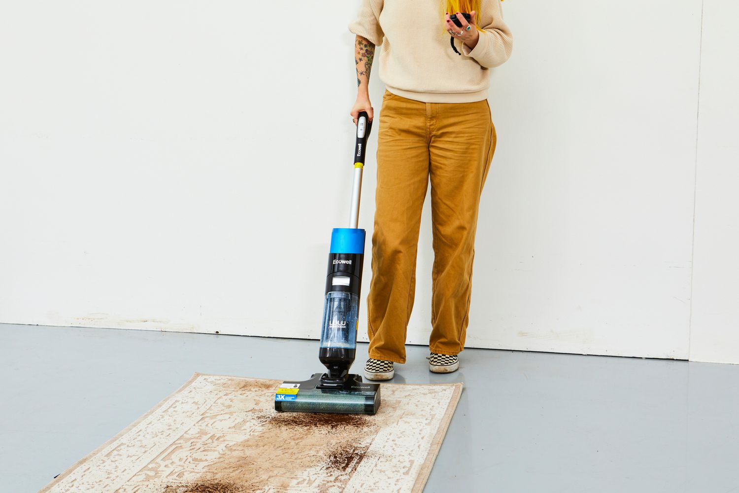 A person using the Ecowell Lulu Quick Clean P05 Wet Dry Vacuum on a rug 