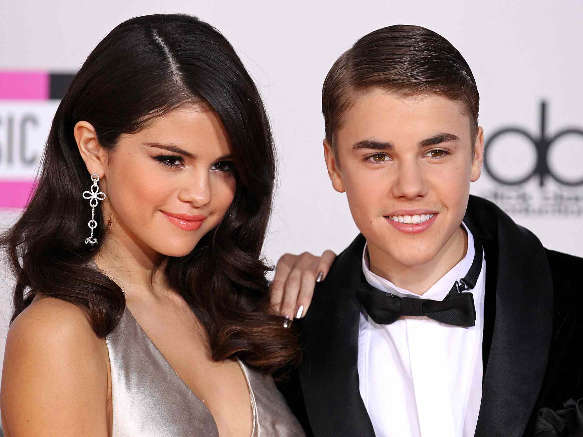 Selena Gomez and Justin Bieber arrive at the 2011 American Music Awards held at Nokia Theatre L.A. LIVE on November 20, 2011 in Los Angeles, California