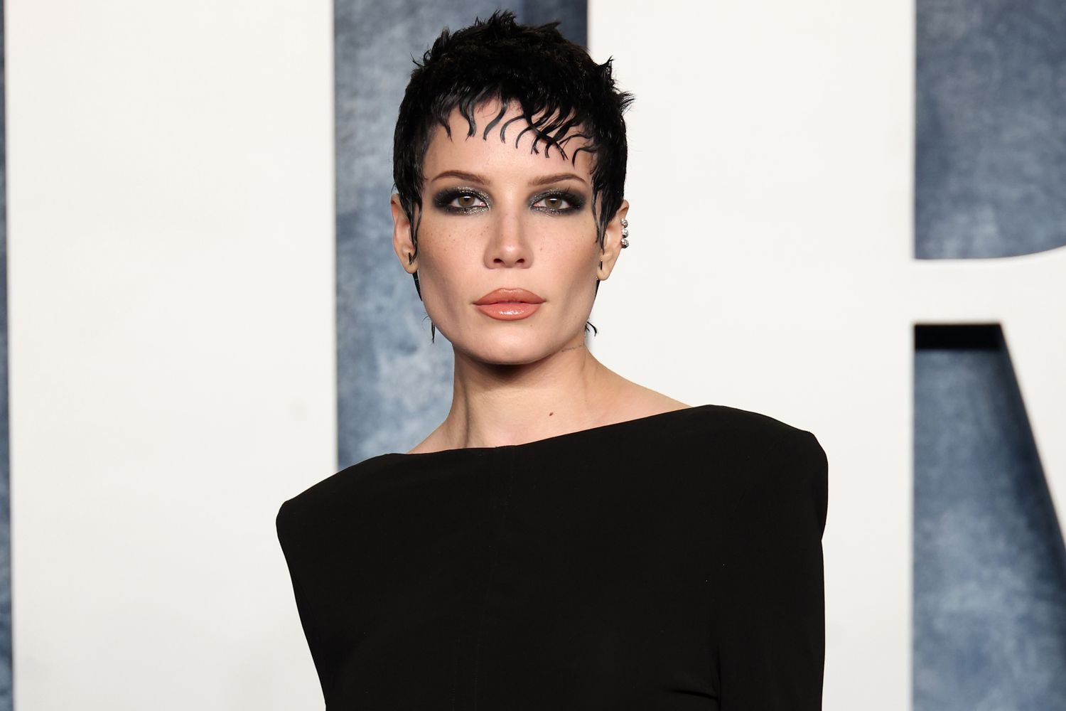 Halsey attends the 2023 Vanity Fair Oscar Party hosted by Radhika Jones at Wallis Annenberg Center for the Performing Arts on March 12, 2023 in Beverly Hills, California. 