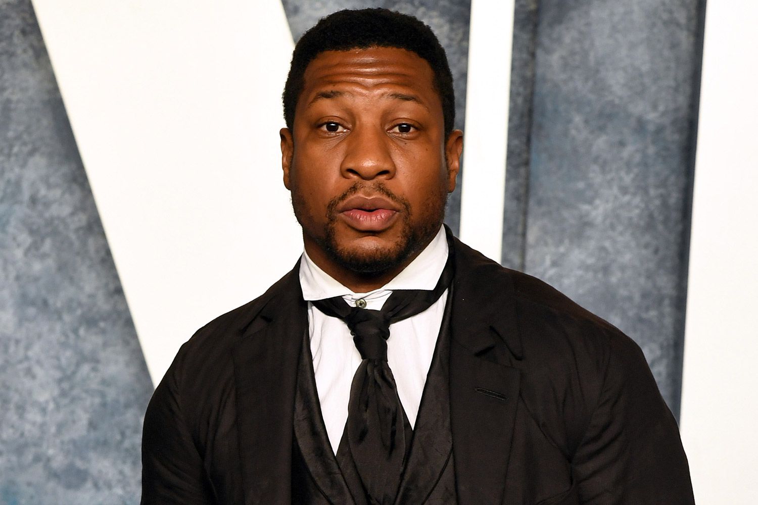 Jonathan Majors attends the 2023 Vanity Fair Oscar Party Hosted By Radhika Jones at Wallis Annenberg Center for the Performing Arts on March 12, 2023