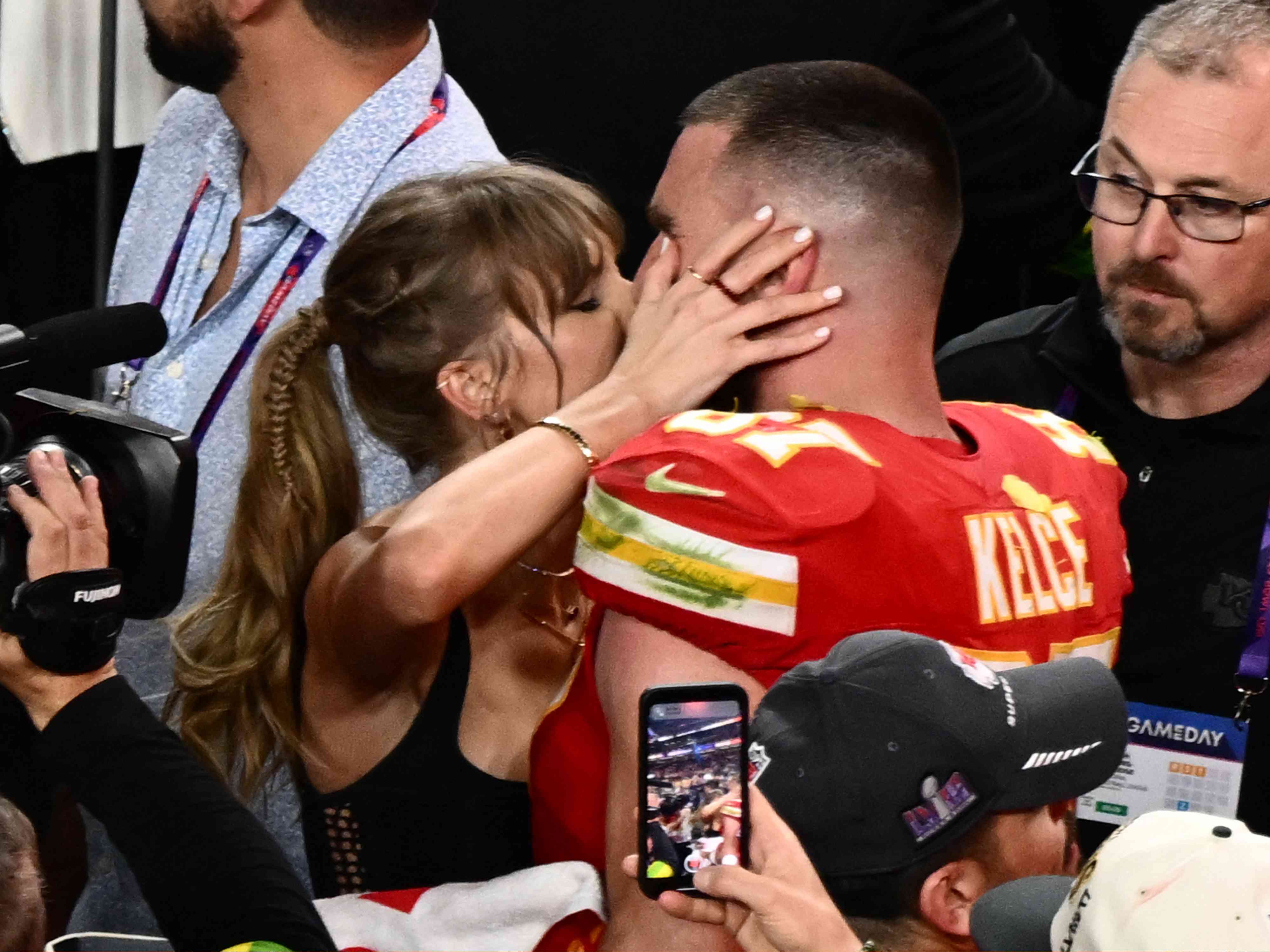 Taylor Swift and Travis Kelce kiss at the Super Bowl