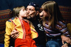 Willie Nelson with his daughters Paula Carlene and Amy Lee