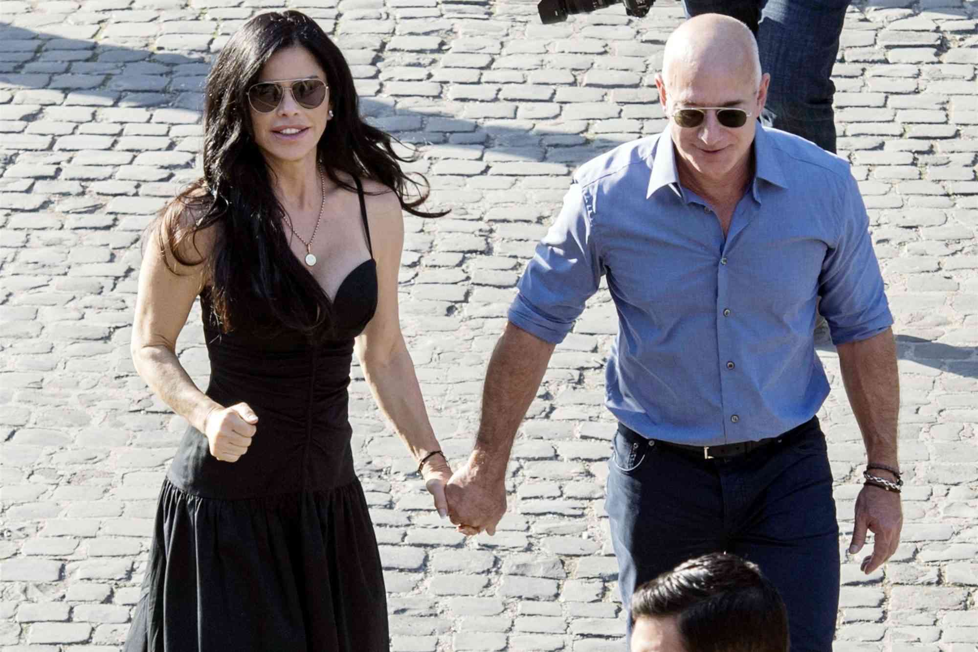 Rome, ITALY - American Billionaire Jeff Bezos and his partner Lauren Sanchez spend the day sightseeing as they enjoyed a trip to The Colosseum during their holiday in Rome, Italy. Pictured: Jeff Bezos, Lauren Sanchez BACKGRID USA 15 OCTOBER 2022 BYLINE MUST READ: Cobra Team / BACKGRID USA: +1 310 798 9111 / usasales@backgrid.com UK: +44 208 344 2007 / uksales@backgrid.com *UK Clients - Pictures Containing Children Please Pixelate Face Prior To Publication*