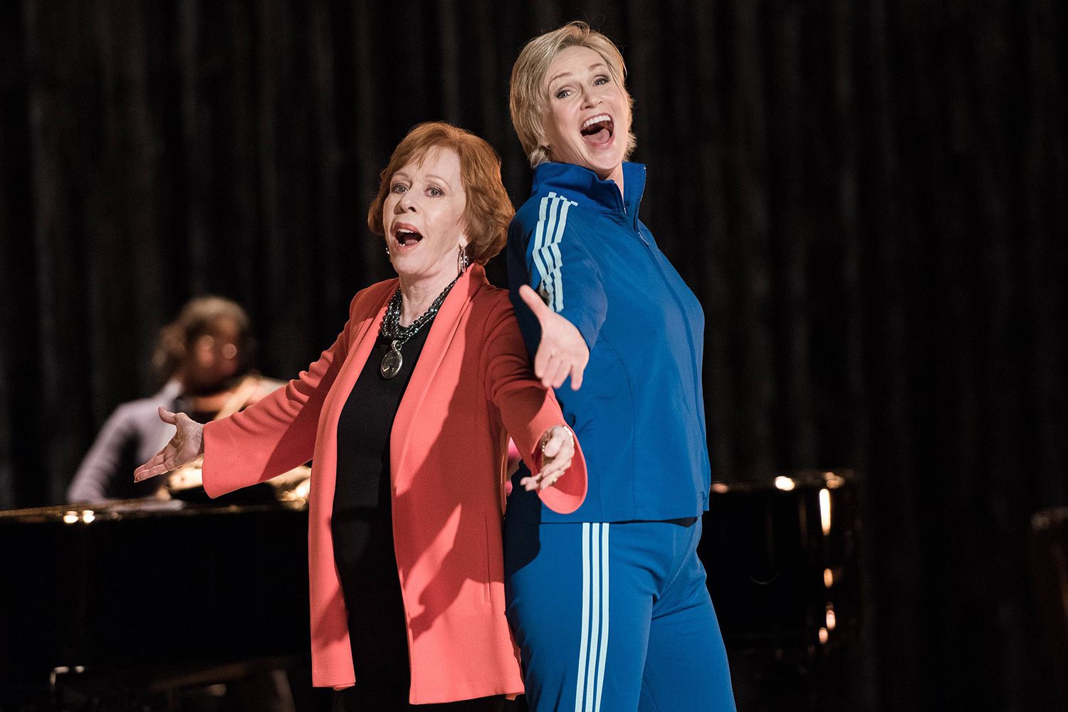 GLEE: Guest star Carol Burnett (L) and Sue (Jane Lynch, R) perform in the "The Rise and Fall of Sue Sylvester" episode of GLEE